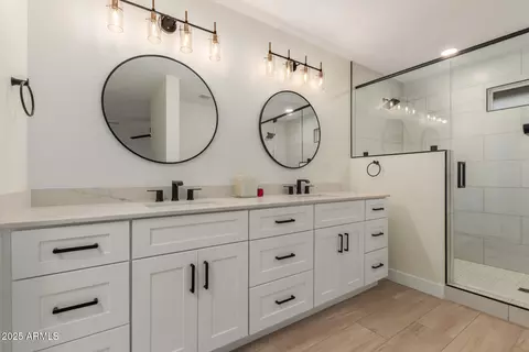 Bath - 4414 E Le Marche Ave, Phoenix, AZ 85032 photo 2 of 5