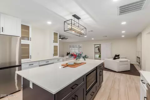 Kitchen - 4414 E Le Marche Ave, Phoenix, AZ 85032 photo 3 of 4