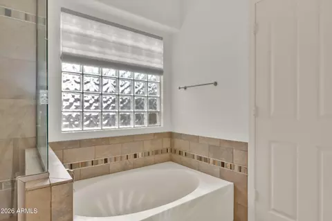 Bath - 4519 E Lone Cactus Dr, Phoenix, AZ 85050 photo 2 of 4