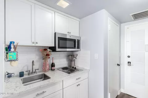 Kitchen - 4750 N Central Ave #L6, Phoenix, AZ 85012 photo 2 of 2