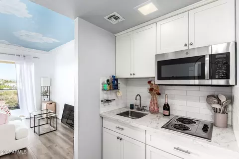 Kitchen - 4750 N Central Ave #L6, Phoenix, AZ 85012 photo 1 of 2