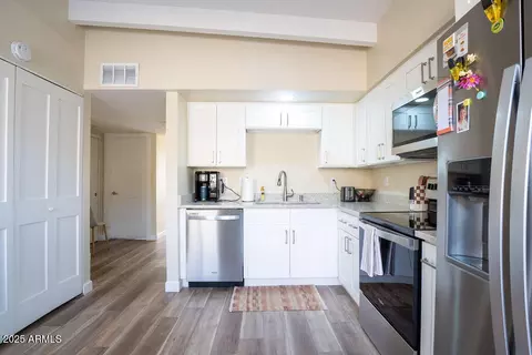 Kitchen - 4750 N 14th St, Phoenix, AZ 85014 photo 2 of 2