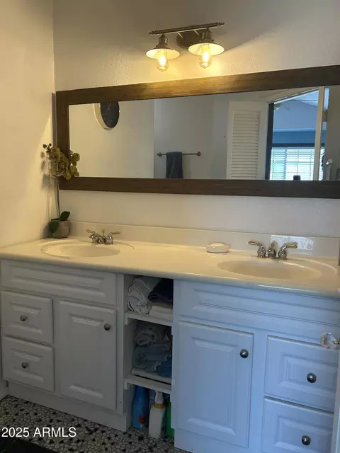 Bath - 522 E Topeka Dr, Phoenix, AZ 85024 photo 2 of 4