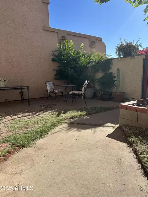 Exterior - 522 E Topeka Dr, Phoenix, AZ 85024 photo 2 of 4