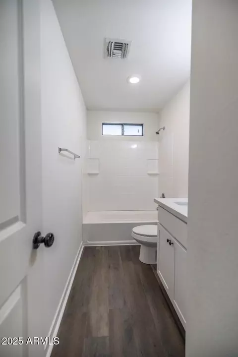 Bath - 1135 E Chipman Rd, Phoenix, AZ 85040 photo 3 of 4