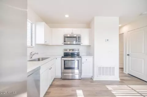 Kitchen - 1135 E Chipman Rd, Phoenix, AZ 85040 photo 3 of 3
