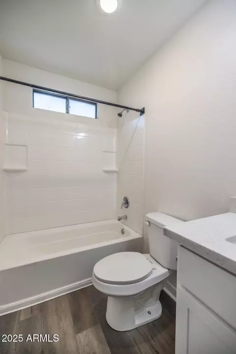 Bath - 1135 E Chipman Rd, Phoenix, AZ 85040 photo 2 of 4