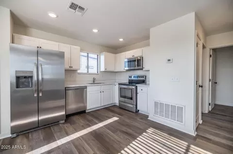 Kitchen - 1135 E Chipman Rd, Phoenix, AZ 85040 photo 1 of 3