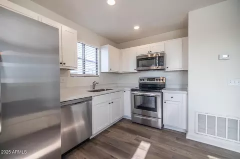 Kitchen - 1135 E Chipman Rd, Phoenix, AZ 85040 photo 2 of 3