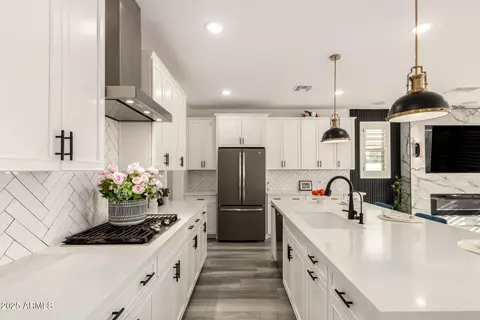Kitchen - 1501 E Rakestraw Ln, Gilbert, AZ 85298 photo 2 of 2