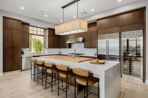 2 Biltmore Est #207, Phoenix, AZ 85016
