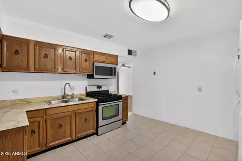 Kitchen - 7649 W Mitchell Dr, Phoenix, AZ 85033 photo 1 of 3