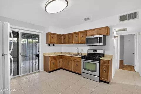 Kitchen - 7649 W Mitchell Dr, Phoenix, AZ 85033 photo 2 of 3