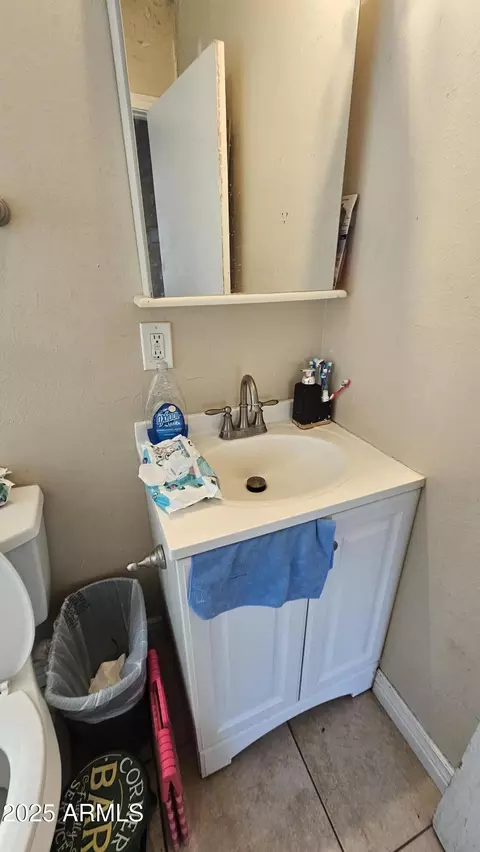 Bath - 20 S 30th Ave, Phoenix, AZ 85009 photo 1 of 1