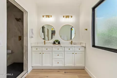Bath - 5712 N 11th Pl, Phoenix, AZ 85014 photo 1 of 6