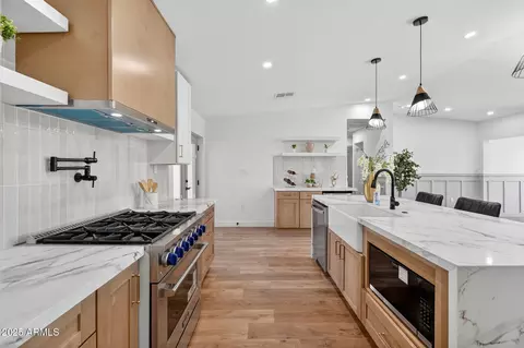 Kitchen - 5712 N 11th Pl, Phoenix, AZ 85014 photo 2 of 4