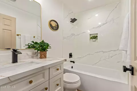 Bath - 5712 N 11th Pl, Phoenix, AZ 85014 photo 5 of 6