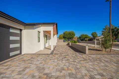 Exterior - 5712 N 11th Pl, Phoenix, AZ 85014 photo 4 of 8
