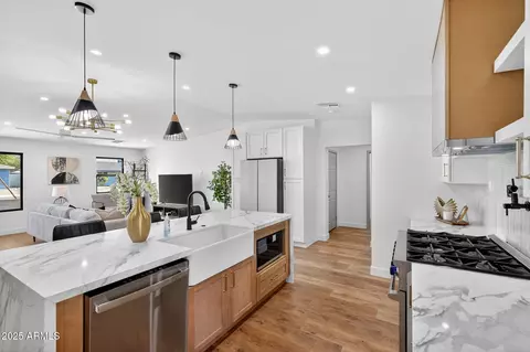 Kitchen - 5712 N 11th Pl, Phoenix, AZ 85014 photo 3 of 4