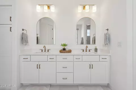 Bath - 576 E Tanglewood Trl, Phoenix, AZ 85085 photo 3 of 7