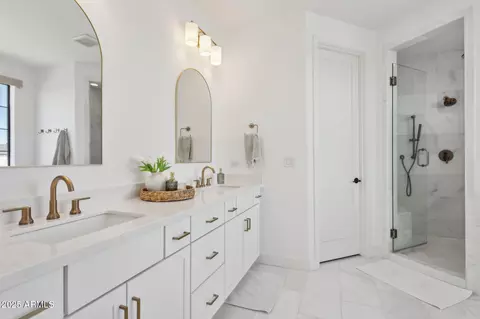 Bath - 576 E Tanglewood Trl, Phoenix, AZ 85085 photo 1 of 7
