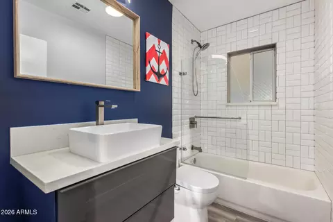 Bath - 1328 E Weldon Ave, Phoenix, AZ 85014 photo 2 of 2