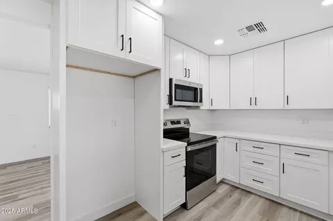 Kitchen - 625 S Saguaro Dr, Apache Junction, AZ 85120 photo 2 of 5