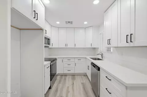 Kitchen - 625 S Saguaro Dr, Apache Junction, AZ 85120 photo 1 of 5