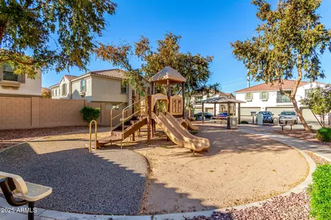 Exterior - 2925 E Dunbar Dr, Phoenix, AZ 85042 photo 5 of 8