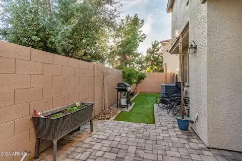 Exterior - 2925 E Dunbar Dr, Phoenix, AZ 85042 photo 2 of 8