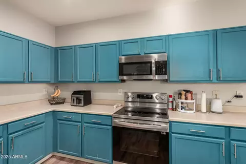 Kitchen - 2925 E Dunbar Dr, Phoenix, AZ 85042 photo 2 of 2