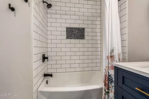 Bath - 2925 E Dunbar Dr, Phoenix, AZ 85042 photo 2 of 3