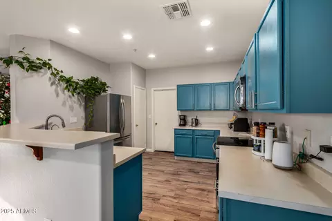 Kitchen - 2925 E Dunbar Dr, Phoenix, AZ 85042 photo 1 of 2
