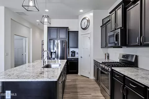 Kitchen - 10104 E Nichols Ave, Mesa, AZ 85209 photo 3 of 5