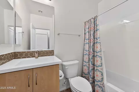 Bath - 2349 E Hidalgo Ave, Phoenix, AZ 85040 photo 1 of 2