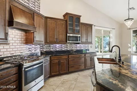 Kitchen - 2218 E Brooks Farm Rd, Gilbert, AZ 85298 photo 3 of 4