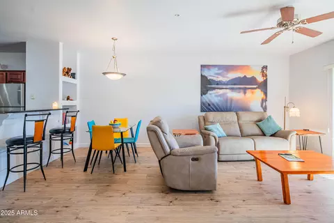 Living - 920 E Devonshire Ave #3025, Phoenix, AZ 85014 photo 2 of 8