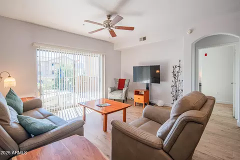 Living - 920 E Devonshire Ave #3025, Phoenix, AZ 85014 photo 4 of 8