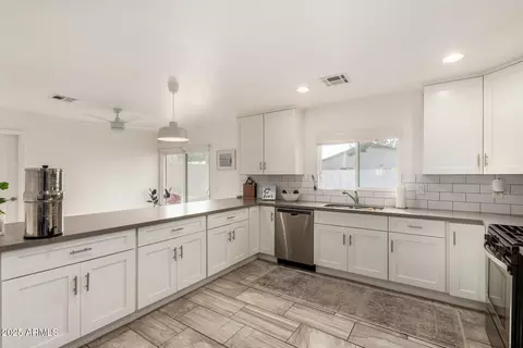 Kitchen - 2613 E Pierson St, Phoenix, AZ 85016 photo 3 of 4