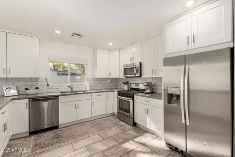 Kitchen - 2613 E Pierson St, Phoenix, AZ 85016 photo 2 of 4