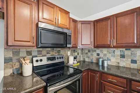 Kitchen - 4446 E Carter Dr, Phoenix, AZ 85042 photo 4 of 5