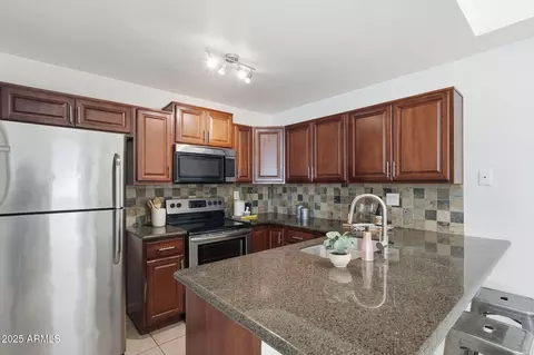 Kitchen - 4446 E Carter Dr, Phoenix, AZ 85042 photo 2 of 5