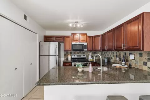 Kitchen - 4446 E Carter Dr, Phoenix, AZ 85042 photo 1 of 5