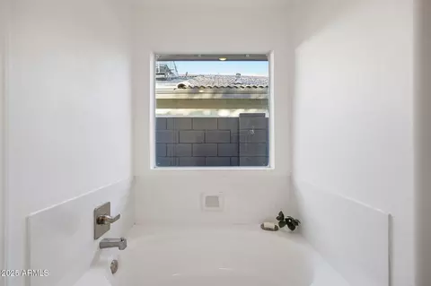 Bath - 4444 E Danbury Rd, Phoenix, AZ 85032 photo 2 of 5