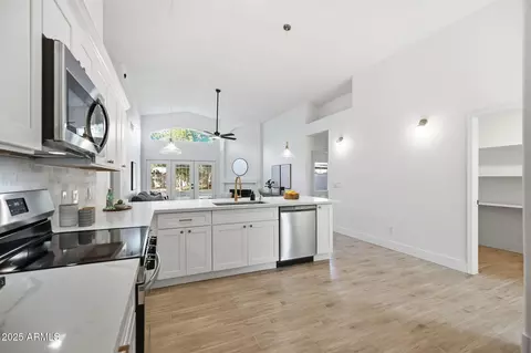 Kitchen - 4444 E Danbury Rd, Phoenix, AZ 85032 photo 3 of 5