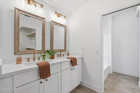 Bath - 4444 E Danbury Rd, Phoenix, AZ 85032 photo 1 of 5