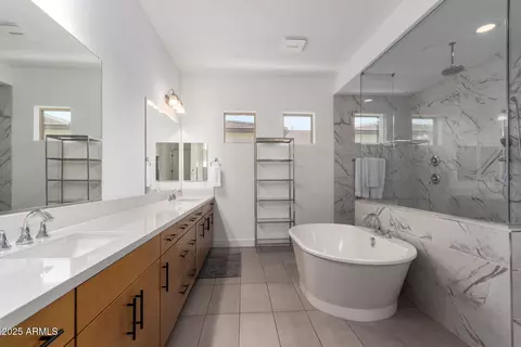 Bath - 3420 E Harwell Rd, Phoenix, AZ 85042 photo 1 of 5