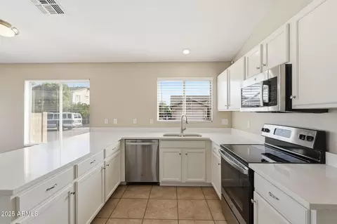 Kitchen - 1520 E Bowker St, Phoenix, AZ 85040 photo 5 of 7