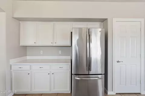 Kitchen - 1520 E Bowker St, Phoenix, AZ 85040 photo 6 of 7