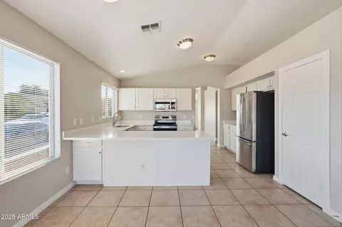 Kitchen - 1520 E Bowker St, Phoenix, AZ 85040 photo 2 of 7